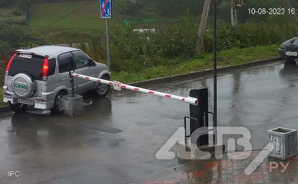 В Корсакове нашли водителя, который протиснулся мимо шлагбаума