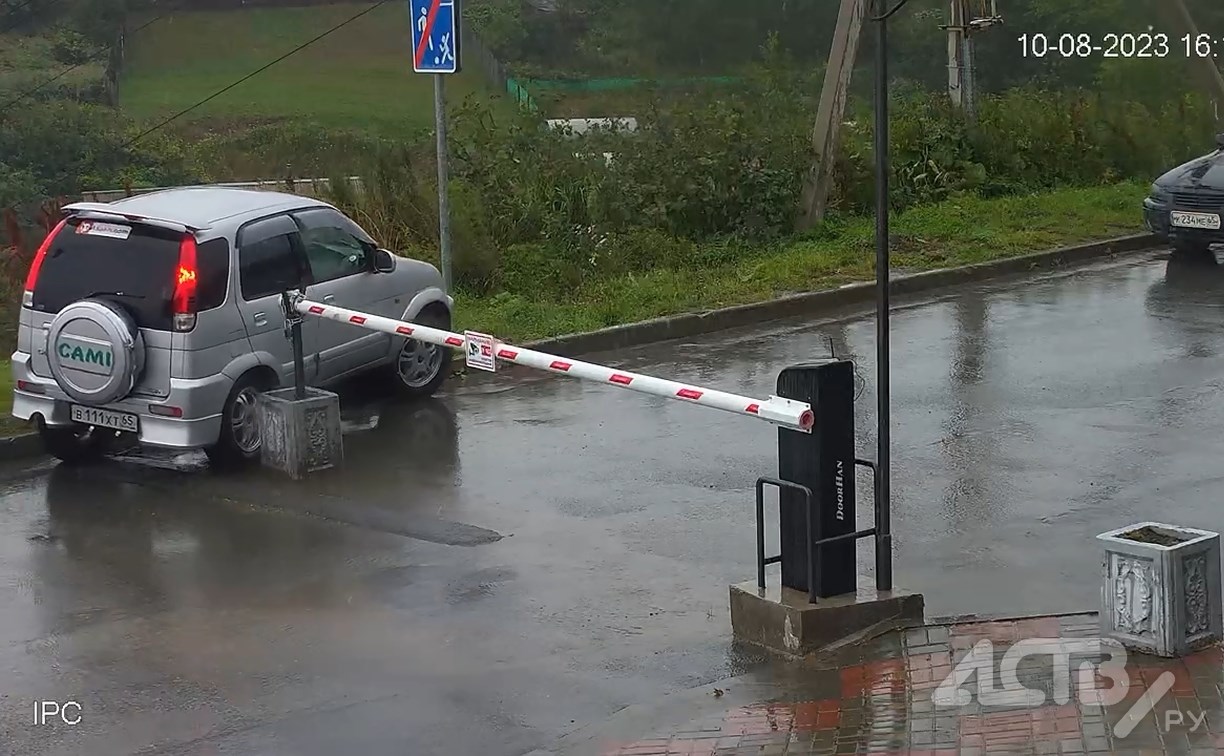 В Корсакове нашли водителя, который протиснулся мимо шлагбаума