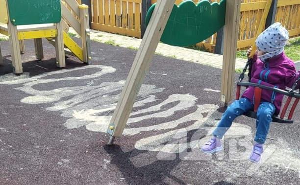 "Кто-то ненавидит детей": неизвестной субстанцией залили площадку для малышей в Корсакове