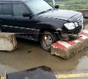 Lexus врезался в бетонные ограждения на мосту в Поронайском районе