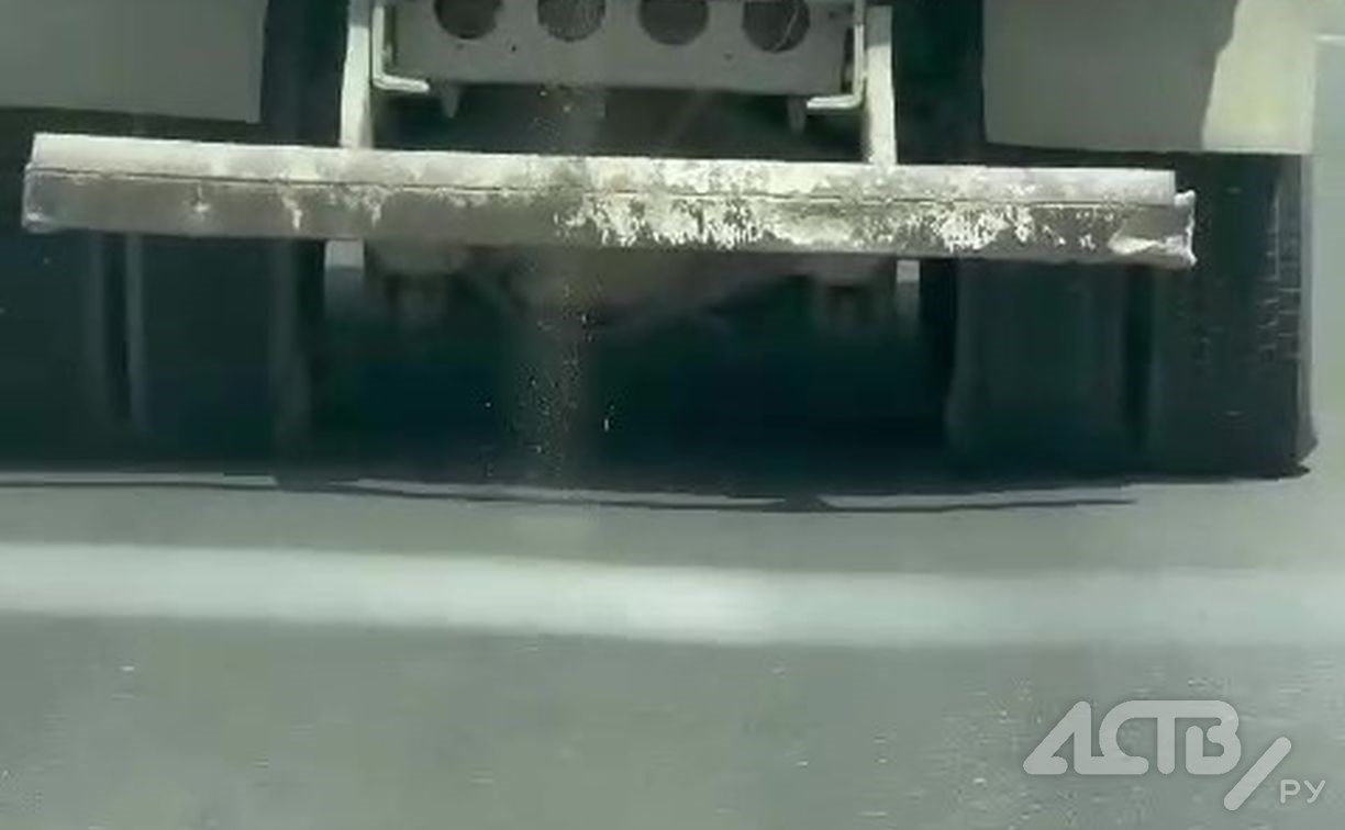 "Всё летит в морду": сахалинка сняла на видео самосвал, посыпающий дорогу мучкой