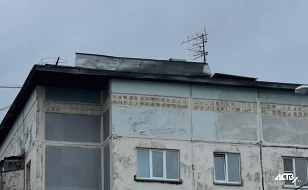 Полусорванную ветром крышу дома в Южно-Сахалинске чинить никто не приехал