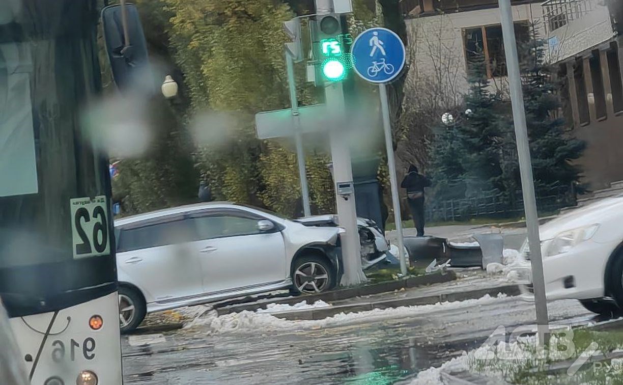 Автомобиль Toyota Corolla Fielder врезался в светофор в центре Южно-Сахалинска