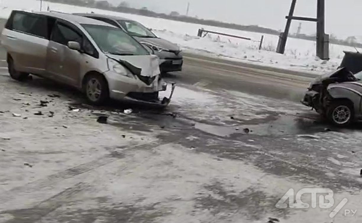 "Зловещий перекрёсток": в массовом ДТП на Сахалине насчитали шесть разбитых автомобилей