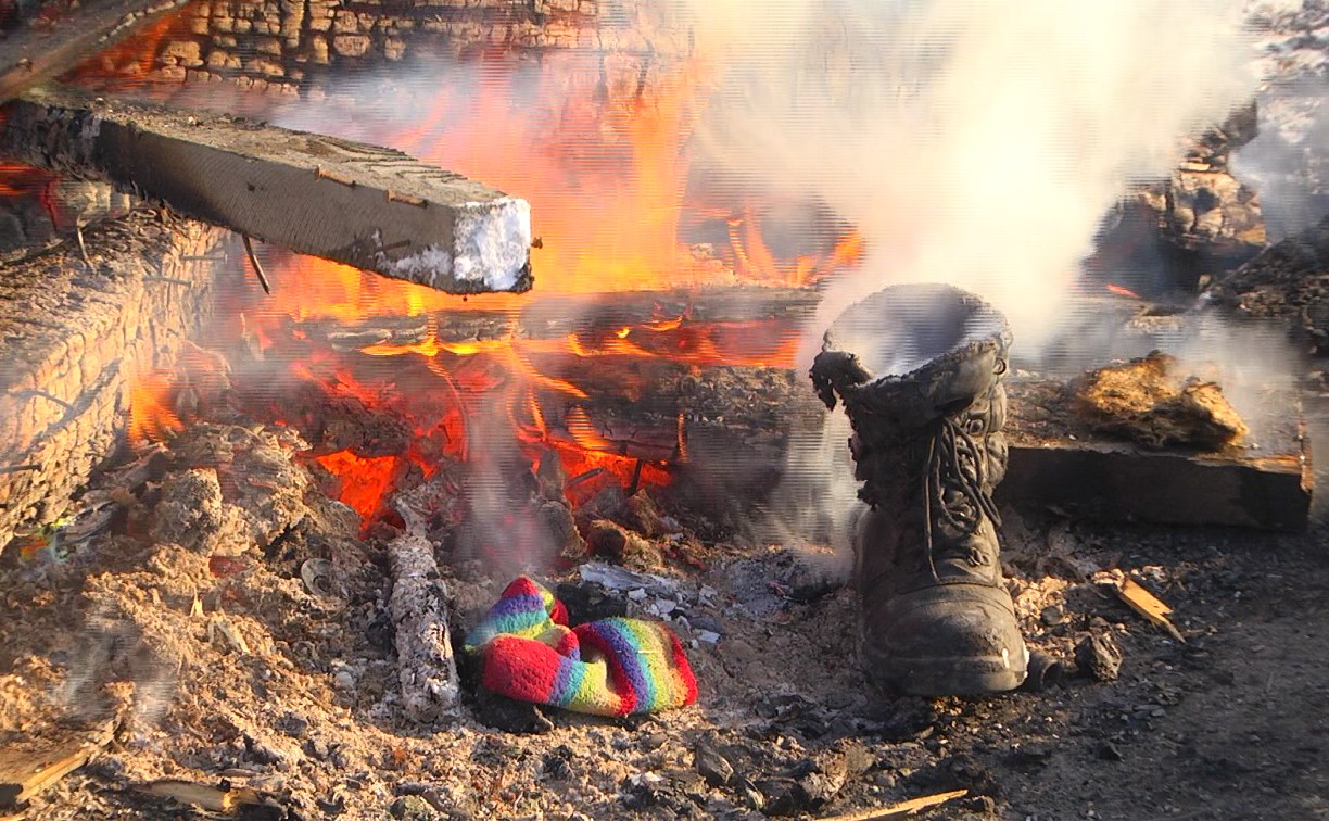 В Южно-Сахалинске бездомный уснул у костра и наполовину обгорел