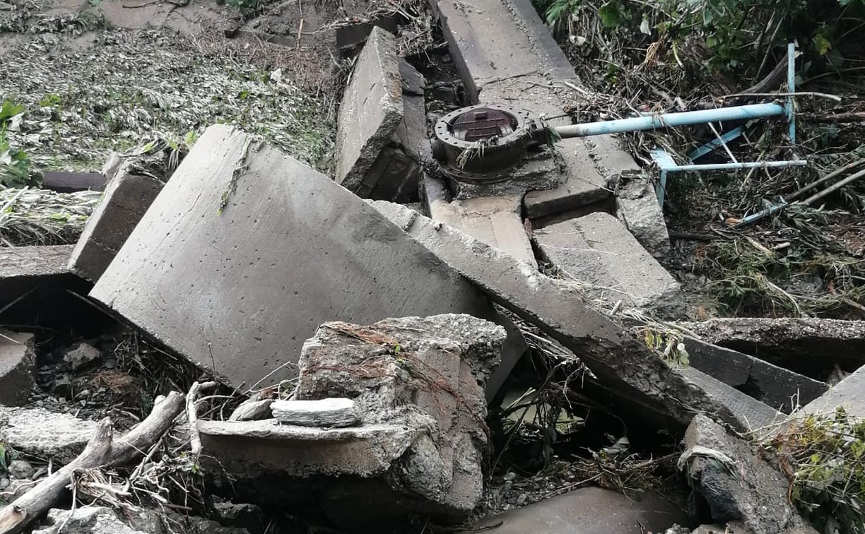 "Поднял 15 ведер размытого асфальта": как работники водоканала на Сахалине боролись с наводнением