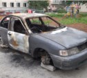 Очередная легковушка сгорела дотла в Южно-Сахалинске (ФОТО)