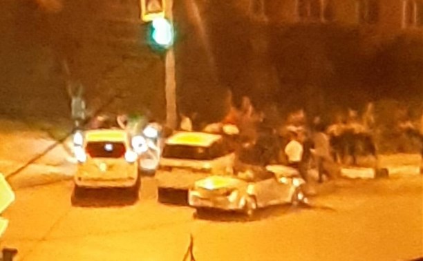 Два автомобиля не поделили перекрёсток в центре Южно-Сахалинска