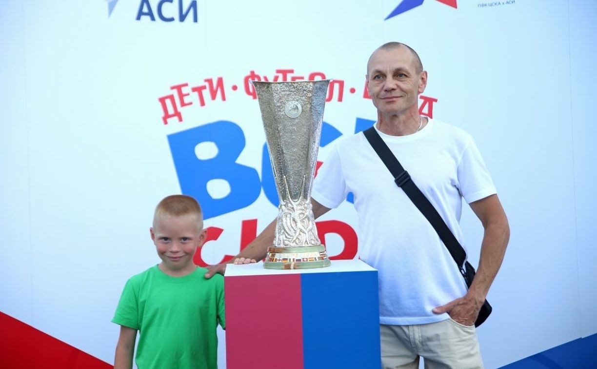 В Южно-Сахалинск привезли Кубок УЕФА