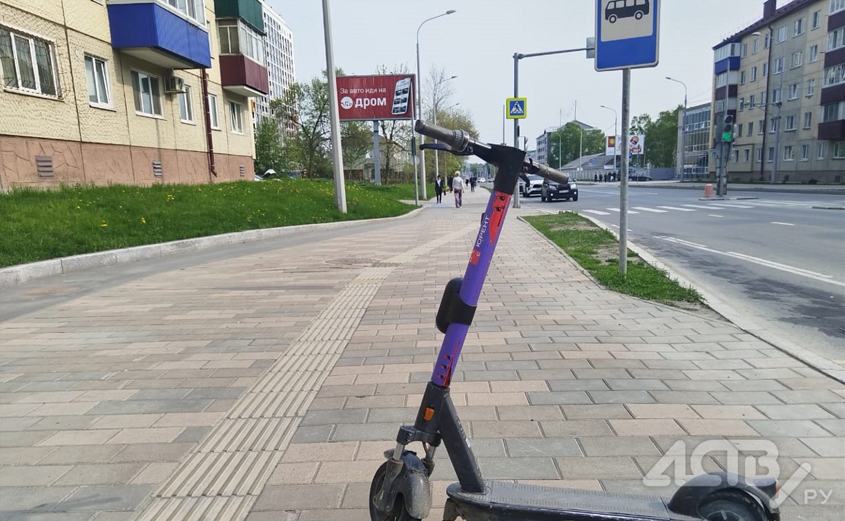 Электросамокатчик в Южно-Сахалинске сбил пенсионерку на тротуаре и скрылся Электросамокатчик в Южно-Сахалинске сбил пенсионерку на тротуаре и скрылся