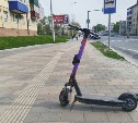 Электросамокатчик в Южно-Сахалинске сбил пенсионерку на тротуаре и скрылся