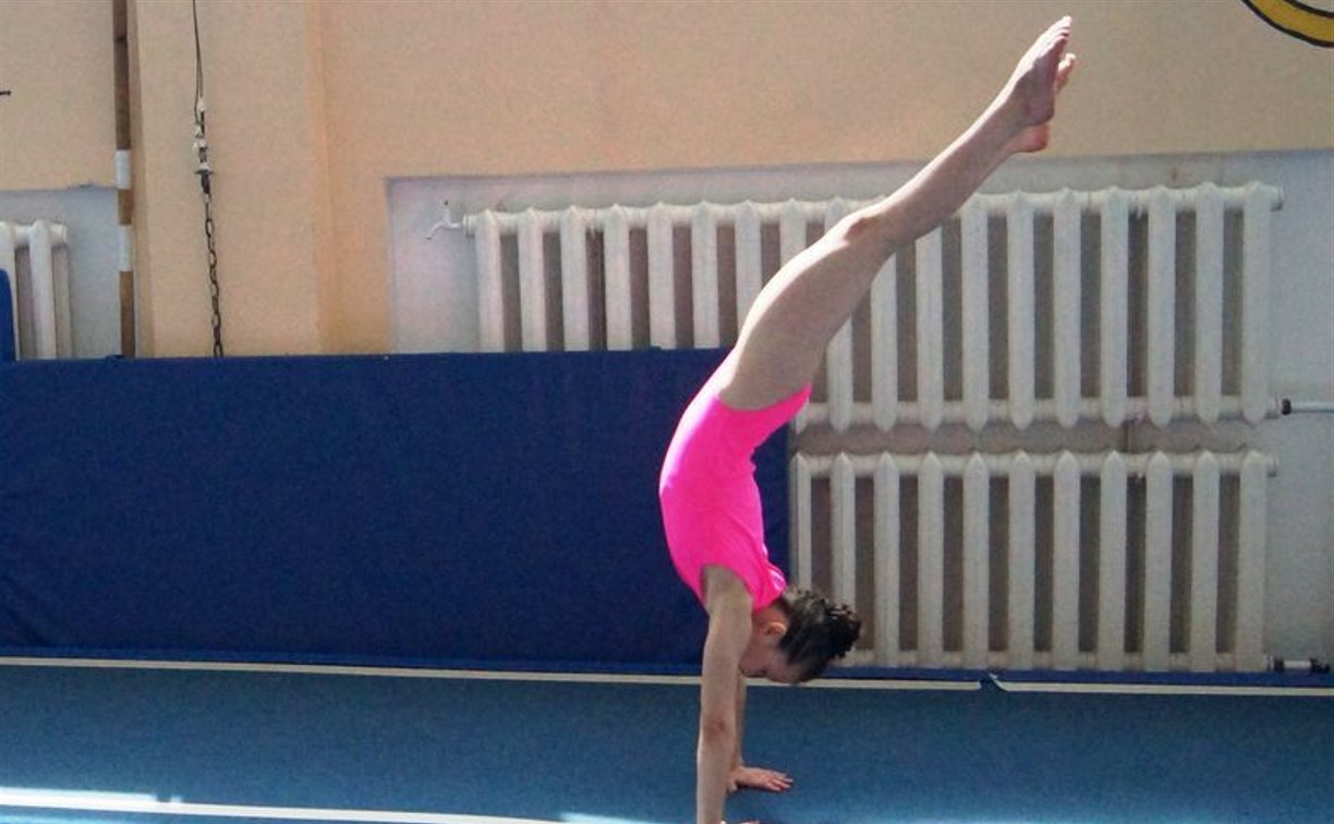 Гимнасты из Корсакова показали себя на акробатической дорожке