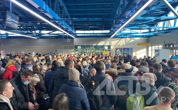 Прилетевшие в Южно-Сахалинск пассажиры застряли в аэропорту – всех проверяют металлоискателями