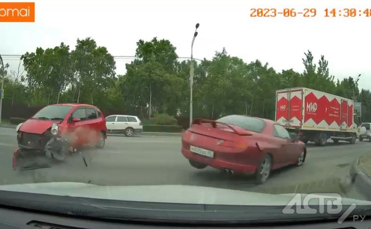 Красный спортивный автомобиль эффектно взлетел в воздух в результате ДТП на Сахалине