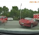 Красный спортивный автомобиль эффектно взлетел в воздух в результате ДТП на Сахалине
