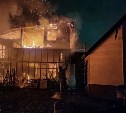 Газовый баллон и две канистры с топливом успели вытащить из автосервиса во время пожара в Дальнем