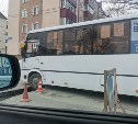 Мгновенная карма: пассажирский автобус двумя колесами попал в ловушку дорожников