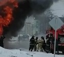 Пожарные тушат гараж в Ногликах 