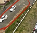 Сахалинцы: карманы для парковки в ЖК "Аралия" закрыли бетонными блоками