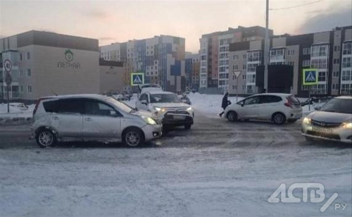 "Не рассчитала радиус": нелепое ДТП устроила девушка на кроссовере в Новотроицком 