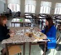Мэр на Сахалине пришла в школьную столовую попробовать котлету и салатик