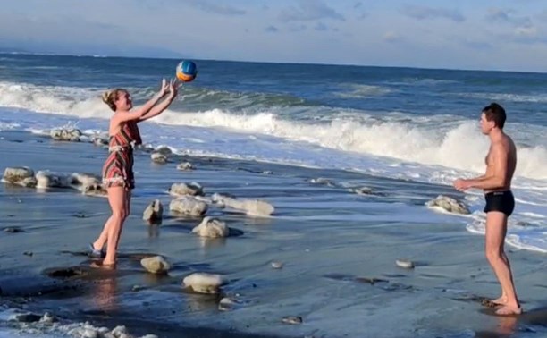 Полуголые сахалинцы сыграли в волейбол на ледяном берегу Охотского моря
