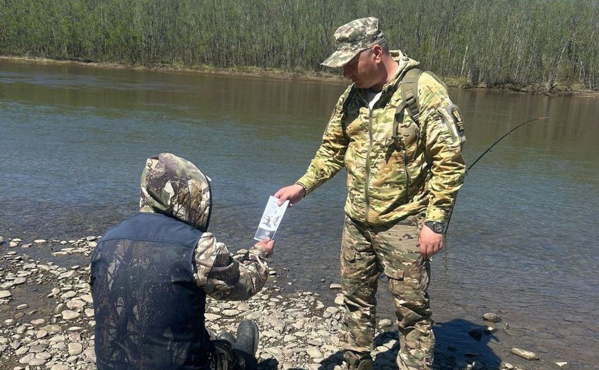 Инспекторы СКТУ вытащили сеть из реки в Макаровском районе