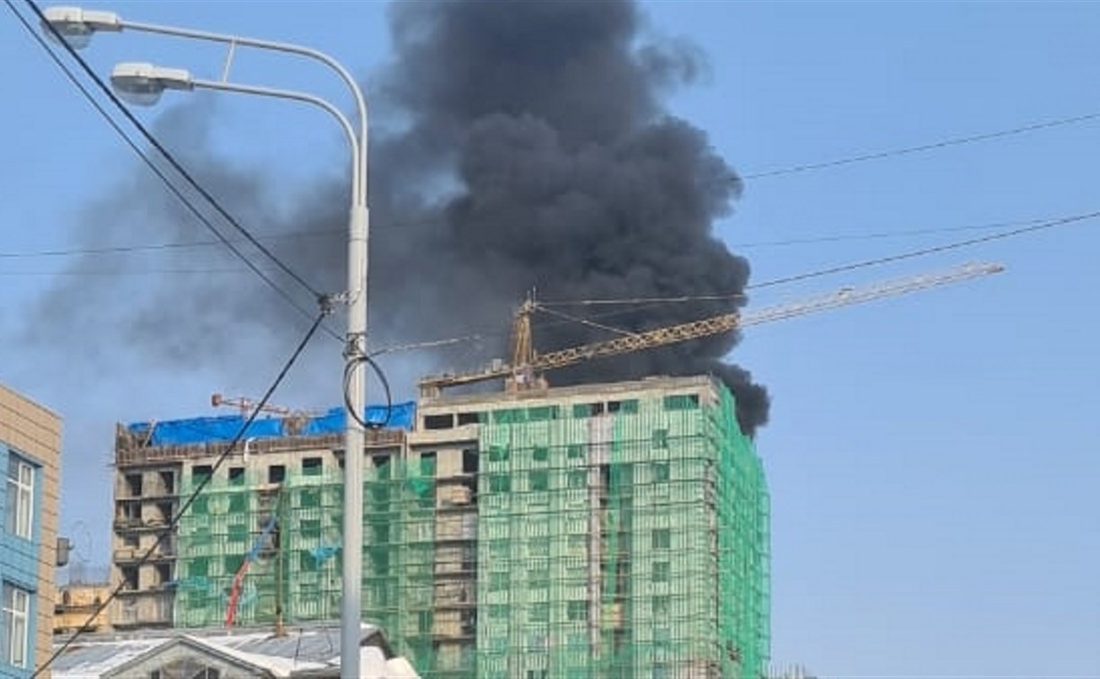 В Южно-Сахалинске загорелась недостроенная многоэтажка
