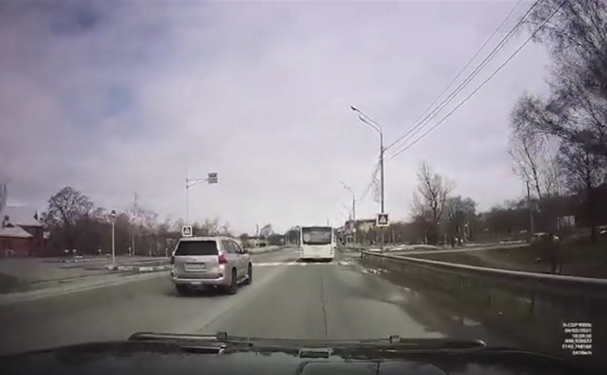 Водитель-лишённик на Lexus устроил опасную езду в Южно-Сахалинске