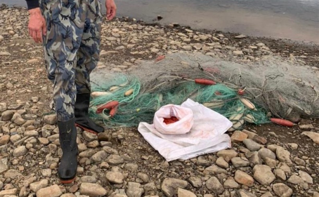 Браконьера с двумя лодками и маленьким мешочком икры поймали на сахалинском берегу