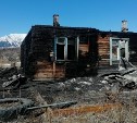 Девять пожарных несколько часов тушили двухквартирный дом на Сахалине