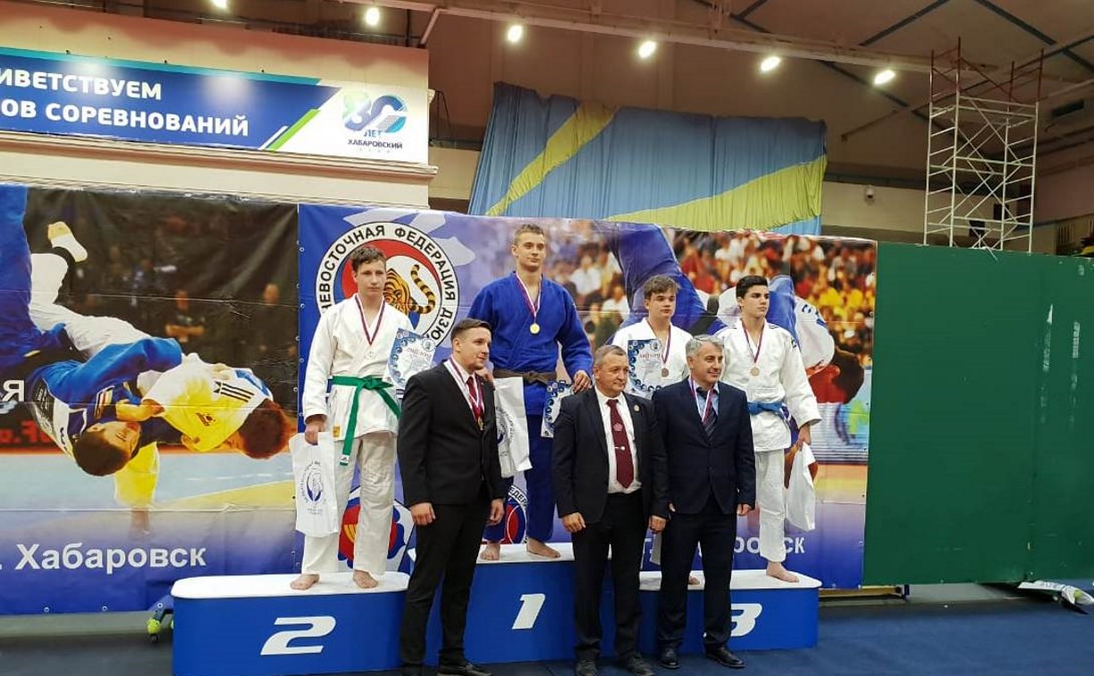 На дальневосточном первенстве сахалинские дзюдоисты взяли 8 медалей