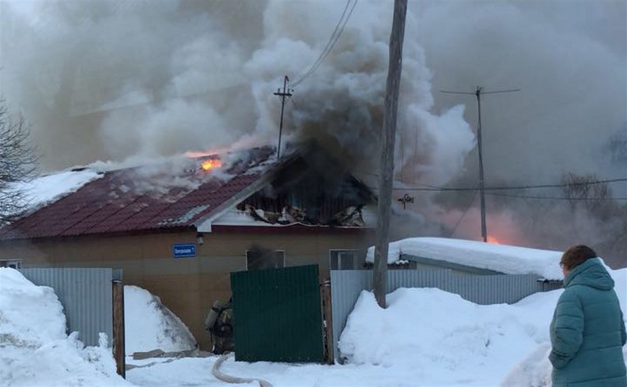 Жилой дом горит в Соловьевке