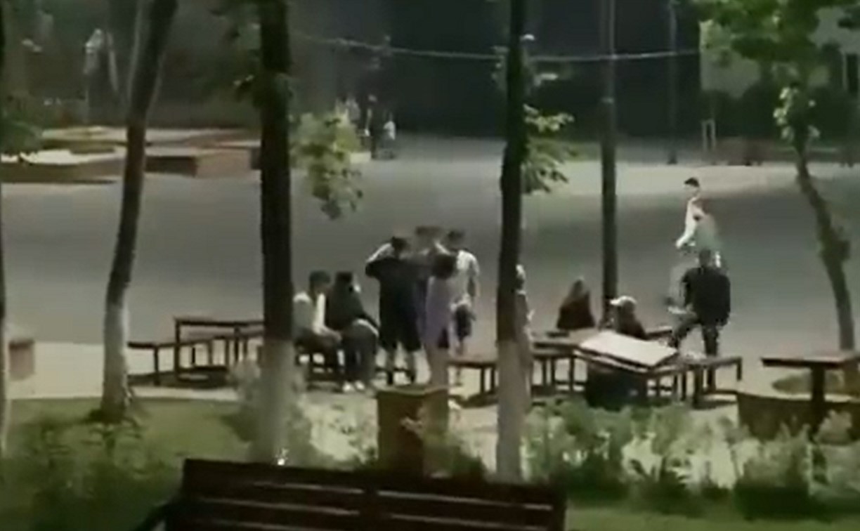 Очевидцы: молодежь в Долинске разгромила арматурой столы в городском парке