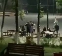 Очевидцы: молодежь в Долинске разгромила арматурой столы в городском парке