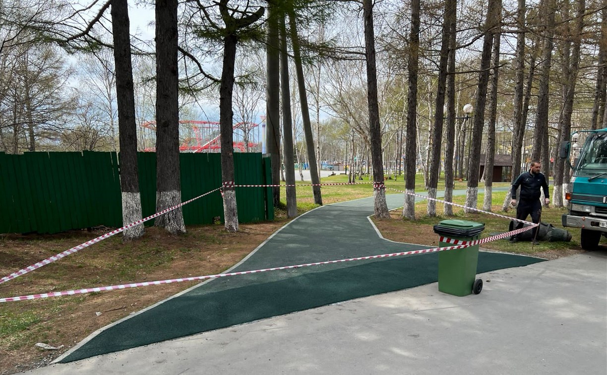 Повреждённые зимой дорожки восстановили в городском парке Южно-Сахалинска