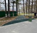 Повреждённые зимой дорожки восстановили в городском парке Южно-Сахалинска