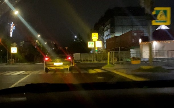 В Охе четверо молодых людей проехали на капоте автомобиля по центральным улицам