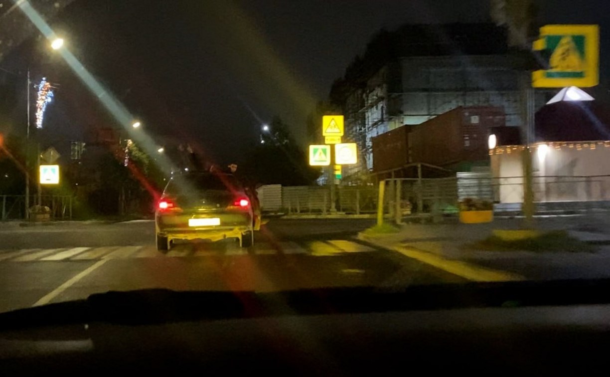 В Охе четверо молодых людей проехали на капоте автомобиля по центральным улицам