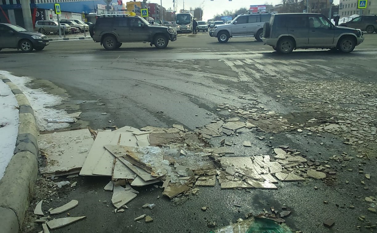 Южно-сахалинские водители рискуют пропороть колеса осколками кафеля