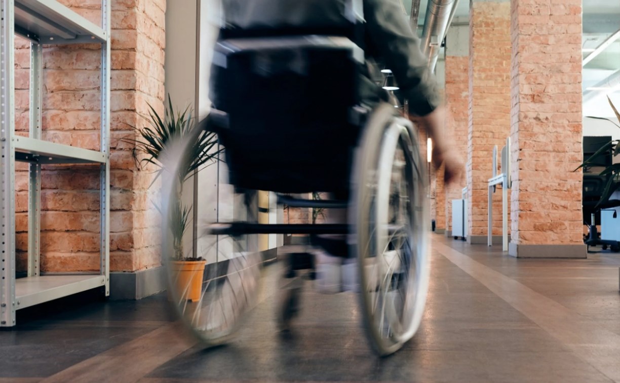 Мошенники три раза обманули сахалинца с инвалидной коляской