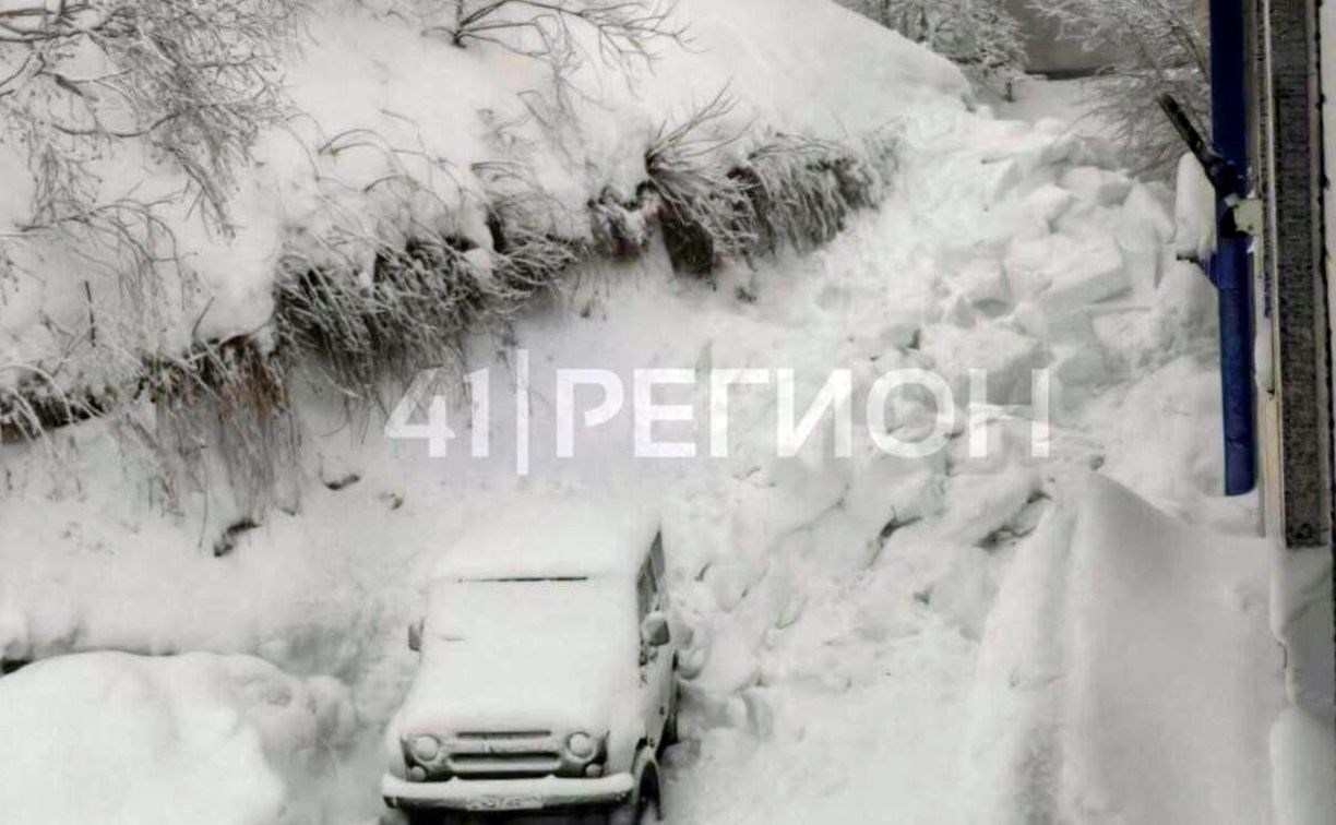 Мужчина погиб при сходе снега с крыши в столице Камчатки