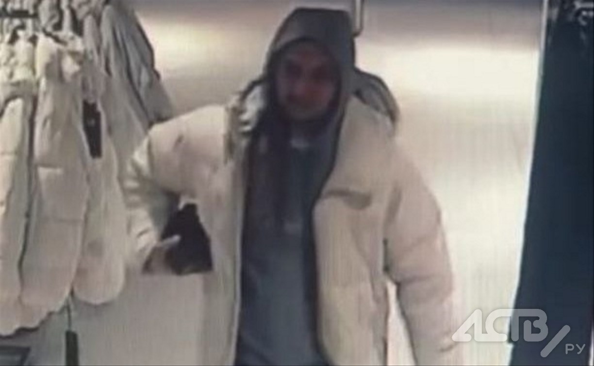 Личность мужчины, который может быть причастен к исчезновению одежды из магазина, устанавливают в Южно-Сахалинске 