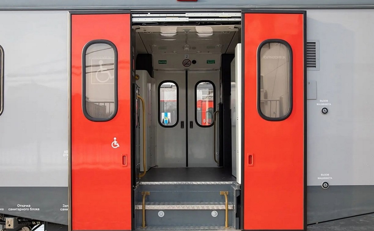 По просьбе дачницы поезда Холмск - Томари будут чаще останавливаться 