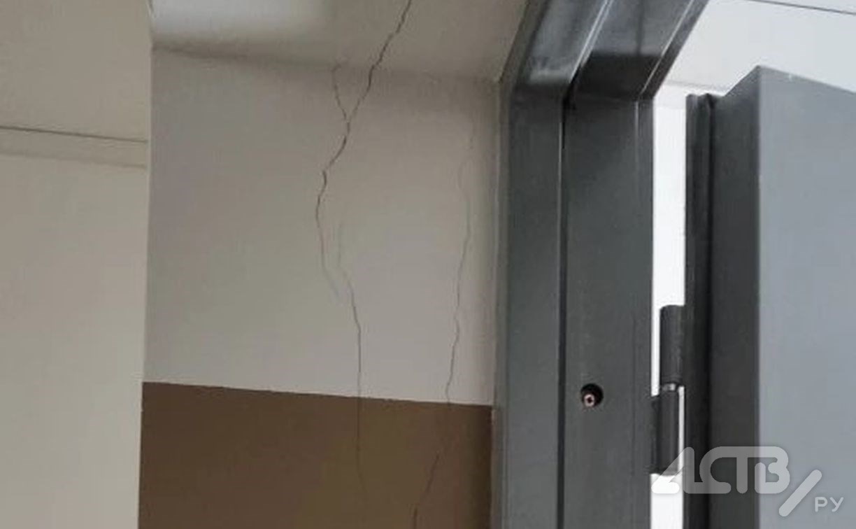 "Трещины и дождь в подъезде": южносахалинцы жалуются на протечки в новом доме на Больничной
