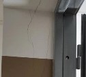 "Трещины и дождь в подъезде": южносахалинцы жалуются на протечки в новом доме на Больничной