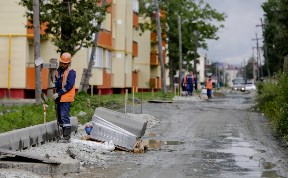 К ремонту дорог в 25-м микрорайоне Южно-Сахалинска приступил новый подрядчик