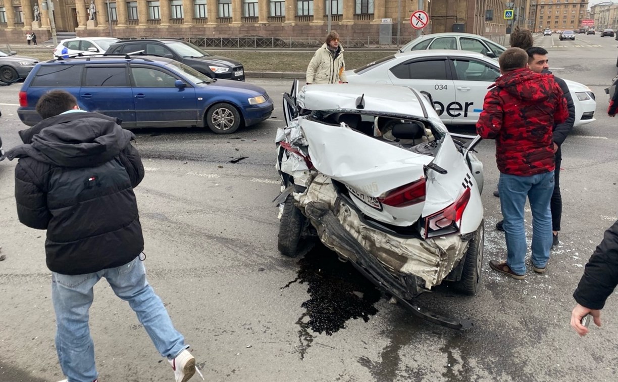 Сахалинец врезался в пять авто в ДТП в Петербурге, один человек погиб