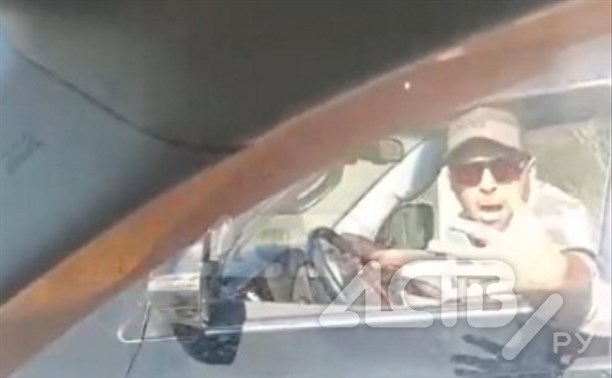 Водитель в Южно-Сахалинске нервно кричал и показывал средний палец окружающим