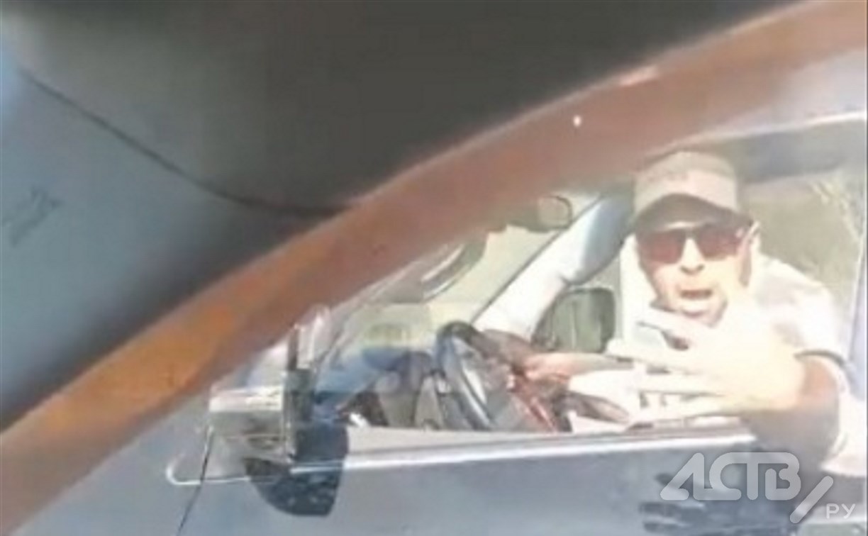 Водитель в Южно-Сахалинске нервно кричал и показывал средний палец окружающим